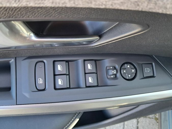 Peugeot 5008, Peugeot 5008 5008 ALLURE Hybrid 136 e-DCS6, barva modrá