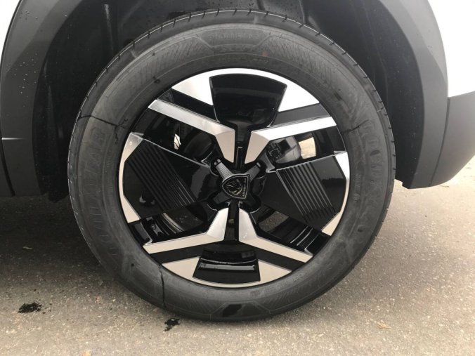 Peugeot 2008, Peugeot 2008 GT Hybrid  145 e-DCS6, barva bílá