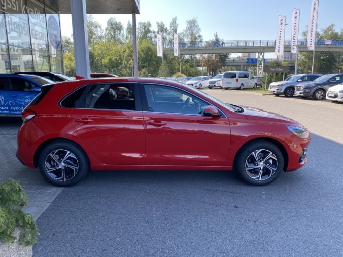 Hyundai i30, 1,5i 81 kW MT, barva červená