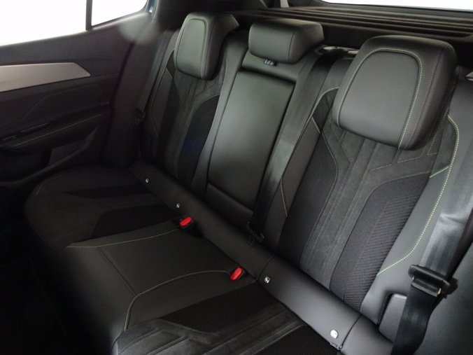 Peugeot 408, Peugeot 408 GT Hybrid 136 e-DCS6, barva modrá