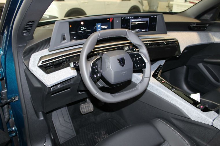 Peugeot 3008, Peugeot 3008 Allure Hybrid 136 e-DCS6, barva modrá