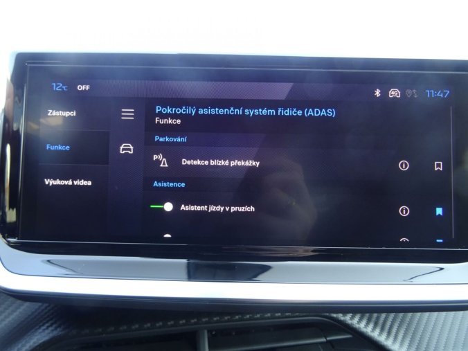 Peugeot 2008, Peugeot 2008 ALLURE Hybrid 145k e-DCS6, barva stříbrná