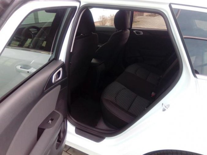 Kia Ceed, SW 1,5 T-GDi TOP 17 BUD MY23, barva bílá