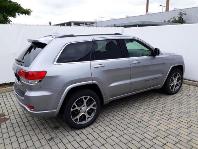 Jeep Grand Cherokee, 3,0 CRD Overland 250k 4x4 AT, barva stříbrná