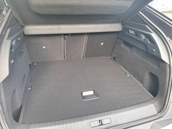 Peugeot 3008, Peugeot 3008 ALLURE Hybrid 136 e-DCS6, barva šedá