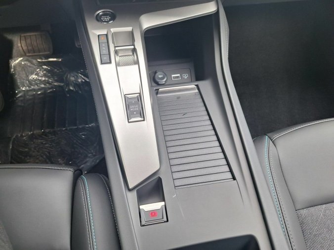 Peugeot 408, Peugeot 408 ALLURE Hybrid 145 e-DCS6, barva šedá