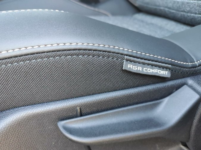Peugeot 5008, Peugeot 5008 ALLURE Hybrid 136k rezervace, barva šedá