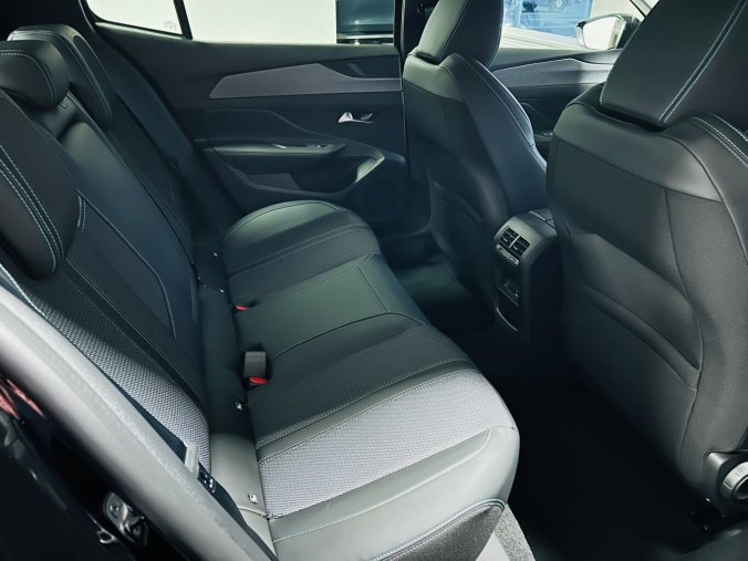 Peugeot 408, Peugeot 408 ALLURE Hybrid 145 e-DCS6, barva černá