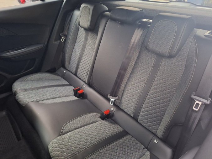 Peugeot 2008, Peugeot 2008 e-ALLURE 115 kW / 156 k (Bater, barva červená