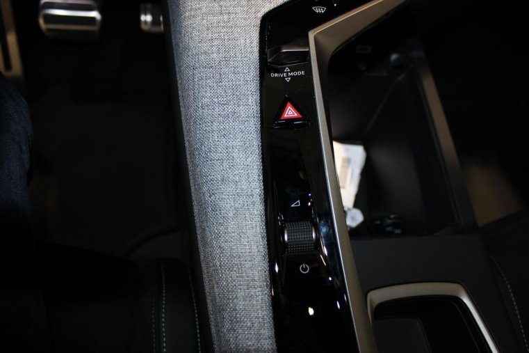 Peugeot 5008, Peugeot 5008 GT Hybrid 145 e-DCS6, barva černá