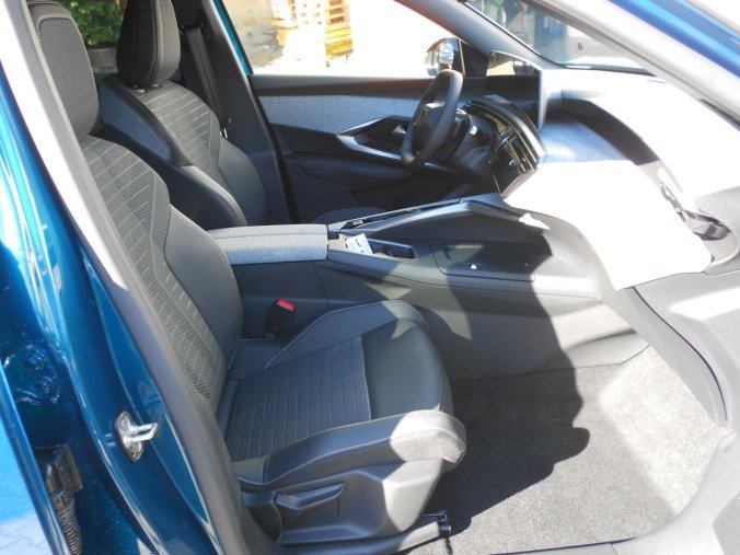 Peugeot 3008, Peugeot 3008 ALLURE Hybrid 136 e-DCS6, barva modrá