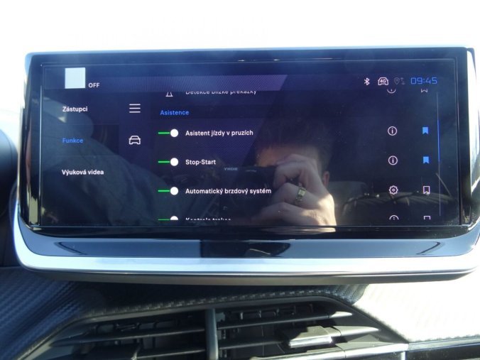 Peugeot 2008, Peugeot 2008 ALLURE Hybrid 145k e-DCS6, barva červená