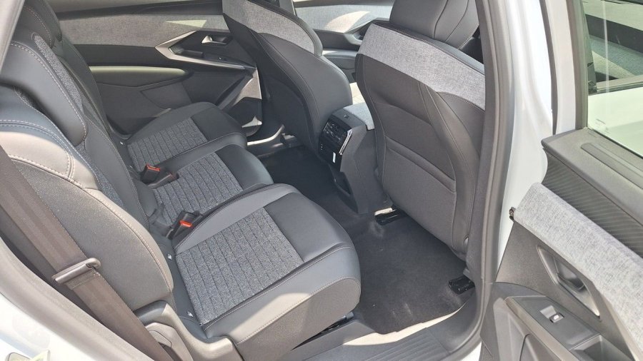 Peugeot 5008, Peugeot 5008 ALLURE Hybrid 145 e-DCS6, barva bílá