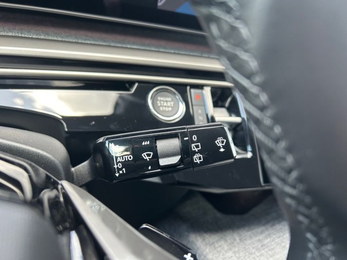 Peugeot 5008, Peugeot 5008 ALLURE Hybrid 145 e-DCS6, barva modrá