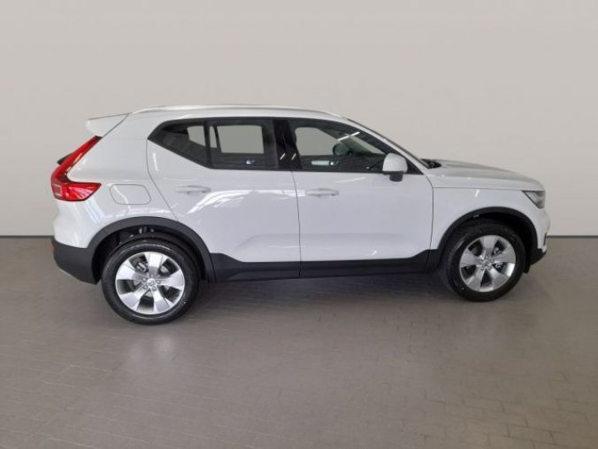 Volvo XC40, T3 1.5L 163 HP MOMENTUM PRO AT, barva bílá