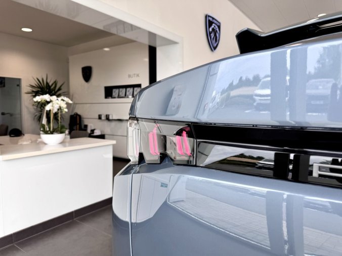 Peugeot 3008, Peugeot 3008 Elektromobil, e-dojezd 520km, barva modrá