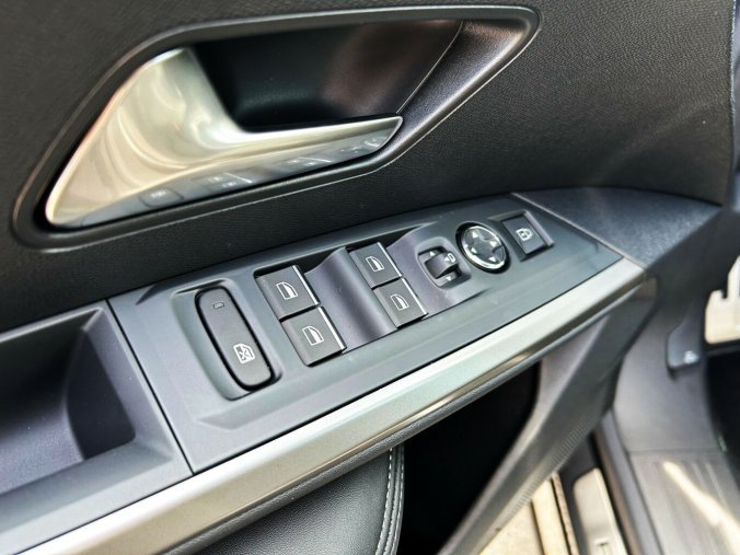 Peugeot 5008, Peugeot 5008 GT Hybrid 145 e-DCS6, barva šedá