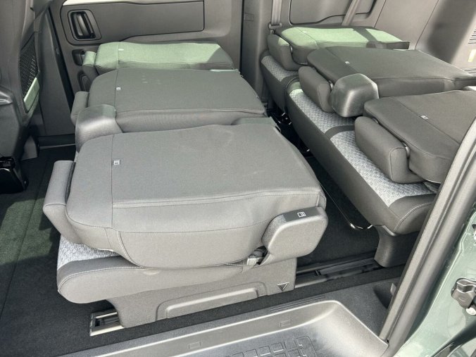 Peugeot Traveller, Peugeot Traveller Active Long 2.0 BlueHDi 180, barva zelená