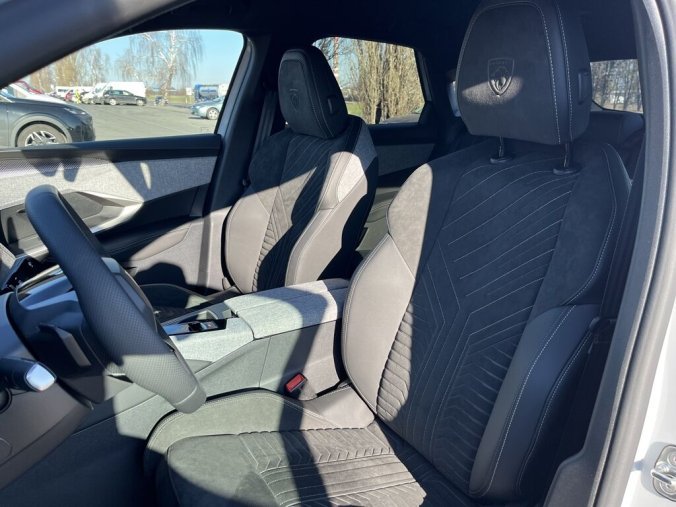 Peugeot 3008, Peugeot 3008 GT Hybrid 136 e-DCS6, barva bílá
