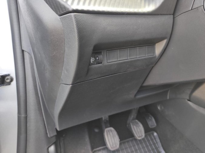 Peugeot 208, Peugeot 208 BUSINESS 1.2 TURBO 100k MAN6, barva stříbrná