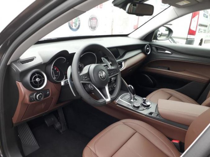 Alfa Romeo Stelvio, 2.0 200PS Super benzín 4x4 AT, barva šedá