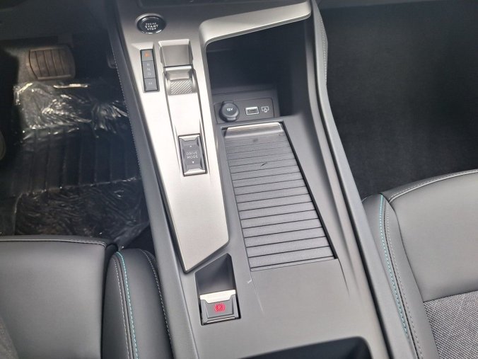 Peugeot 408, Peugeot 408 ALLURE Hybrid 145 e-DCS6, barva šedá