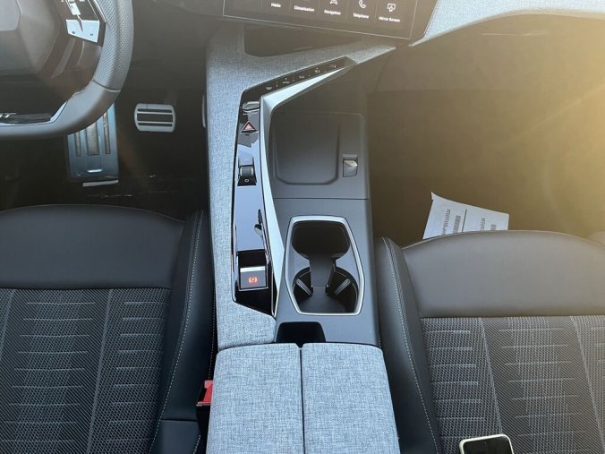 Peugeot 5008, Peugeot 5008 GT Hybrid 145 e-DCS6, barva modrá