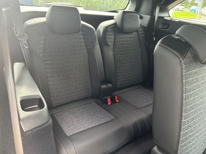 Peugeot 5008, Peugeot 5008 ALLURE Hybrid 145 e-DCS6, barva šedá
