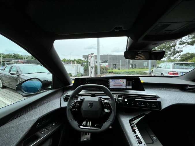 Peugeot 5008, Peugeot 5008 GT Hybrid 145 e-DCS6, barva modrá
