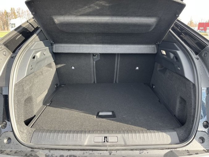 Peugeot 3008, Peugeot 3008 ALLURE Hybrid 145 e-DCS6, barva černá