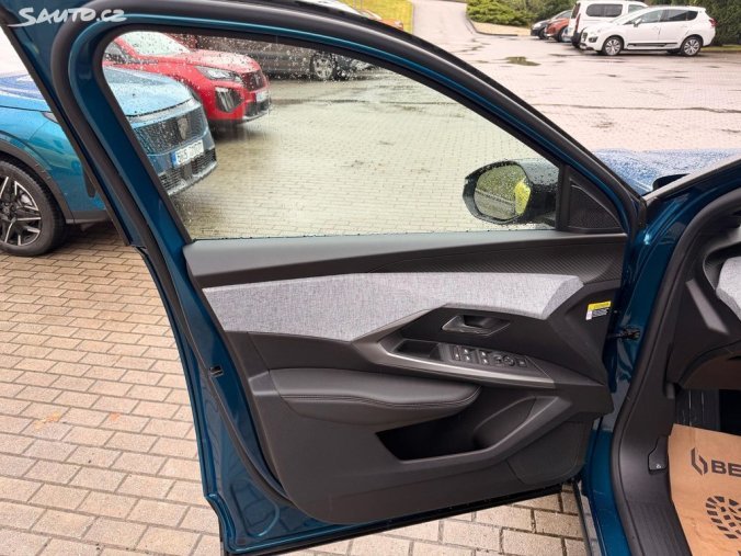 Peugeot 5008, Peugeot 5008 ALLURE Hybrid 145 e-DCS6, barva modrá