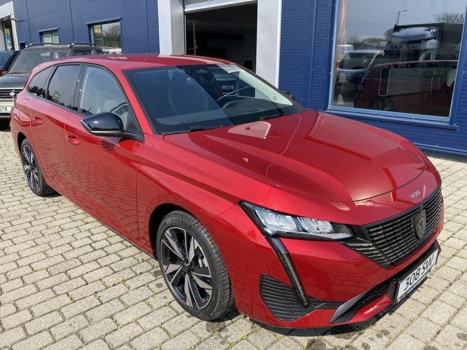 Peugeot 308, Peugeot 308 SW ALLURE PureTech 130 S&S EAT8, barva červená