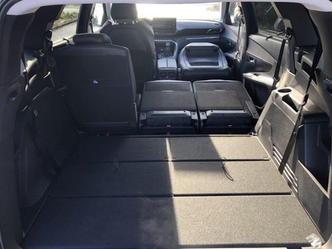 Peugeot 5008, Allure PACK 1.2 PureTech 130 S&S MAN6, barva šedá