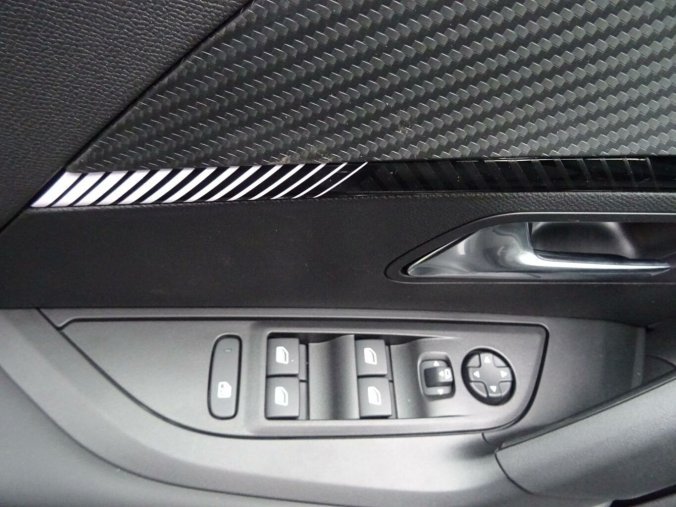 Peugeot 2008, Peugeot 2008 ALLURE Hybrid 145k e-DCS6, barva šedá