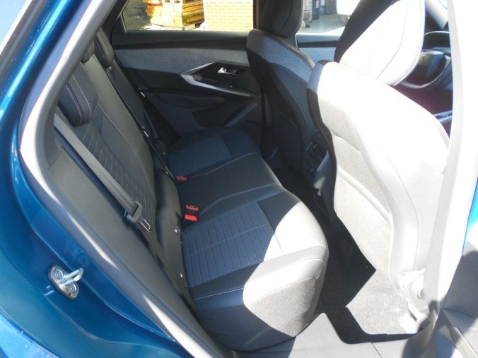 Peugeot 3008, Peugeot 3008 ALLURE Hybrid 136 e-DCS6, barva modrá