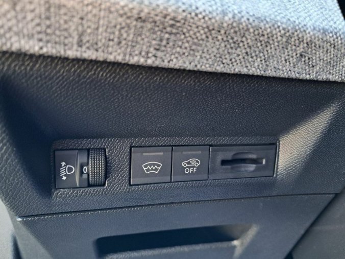 Peugeot 5008, Peugeot 5008 5008 ALLURE Hybrid 136 e-DCS6, barva modrá