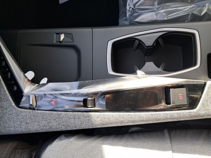 Peugeot 3008, Peugeot 3008 3008 GT Hybrid 145 e-DCS6, barva šedá