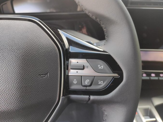 Peugeot 408, Peugeot 408 ALLURE Hybrid 145 e-DCS6, barva modrá