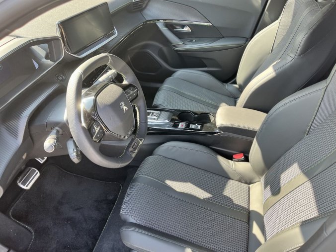 Peugeot 2008, Peugeot 2008 2008 e-GT Elektromotor 100 kW/136 k, barva bílá
