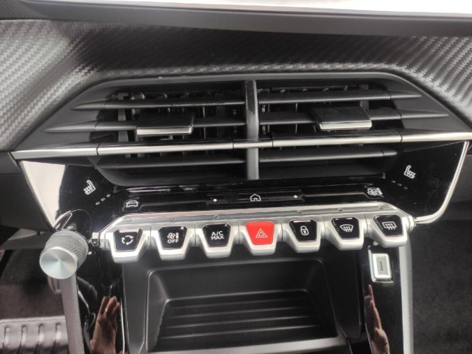 Peugeot 2008, Peugeot 2008 STYLE 1.2 100k MAN6, barva bílá