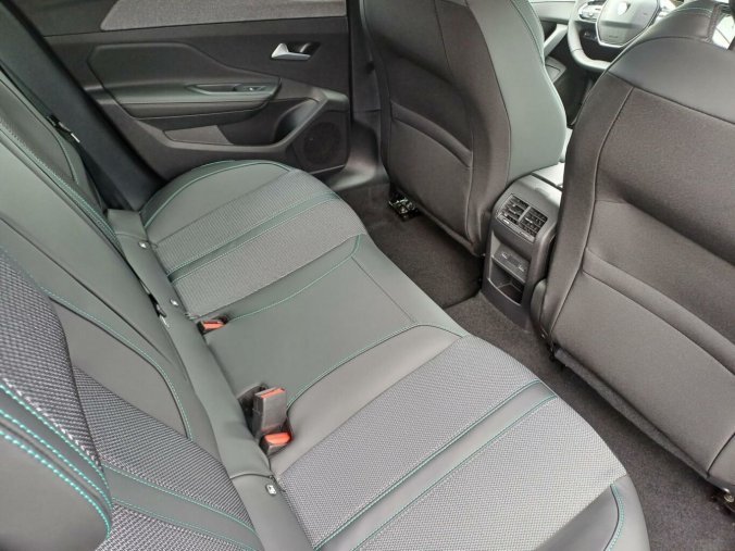 Peugeot 408, Peugeot 408 ALLURE Hybrid 136 e-DCS6, barva šedá