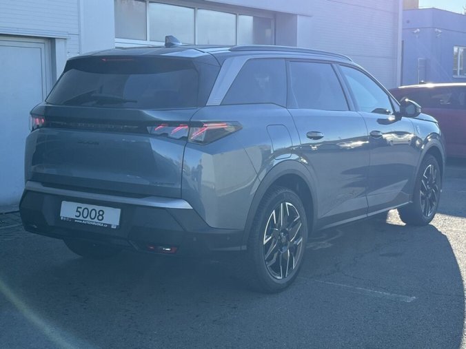 Peugeot 5008, Peugeot 5008 GT Hybrid 145 e-DCS6, barva modrá