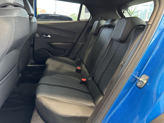 Peugeot 2008, Peugeot 2008 ALLURE 115kW, e-dojezd 405km, barva modrá