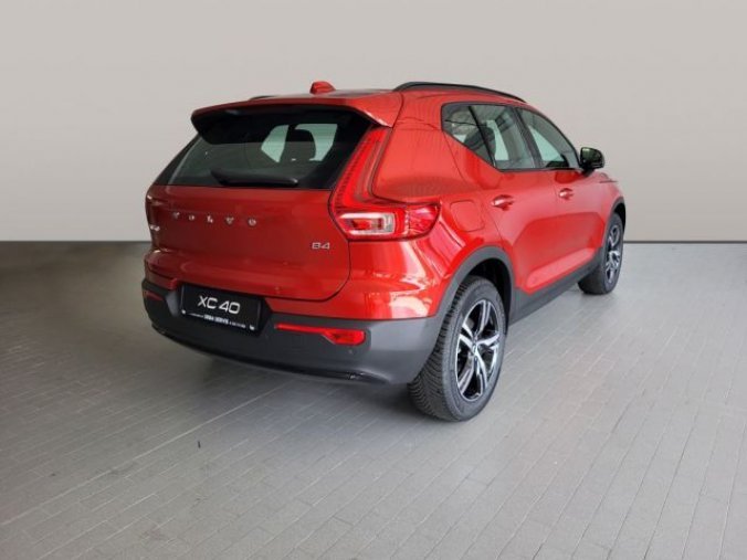 Volvo XC40, B4 2.0L 197+14 HP AT7 FWD PLUS, barva červená