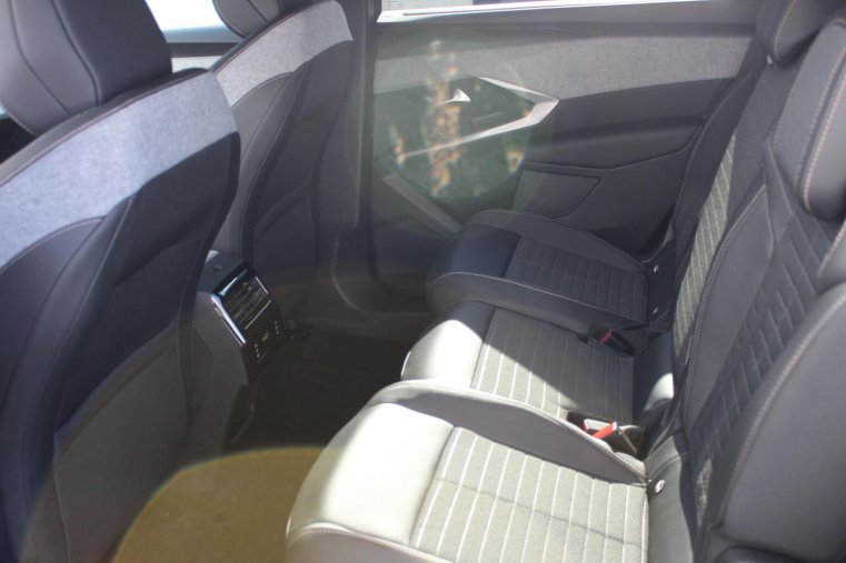 Peugeot 5008, Peugeot 5008 ALLURE Hybrid 145k e-DCS6, barva modrá