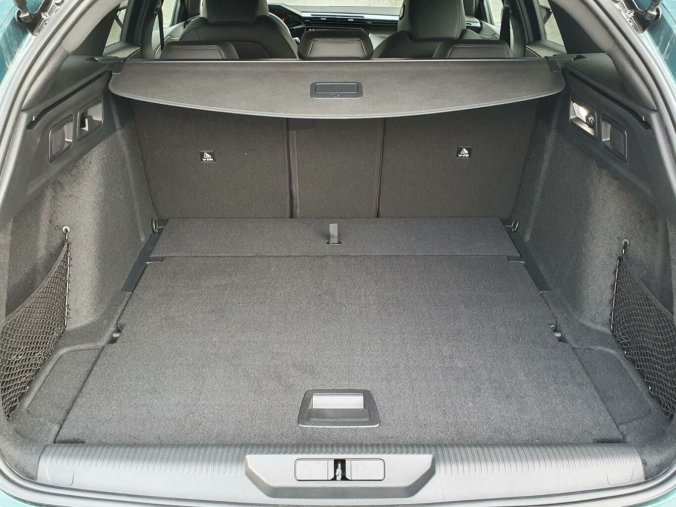 Peugeot 308, Peugeot 308 SW GT BlueHDi 130 S&S EAT8, barva modrá