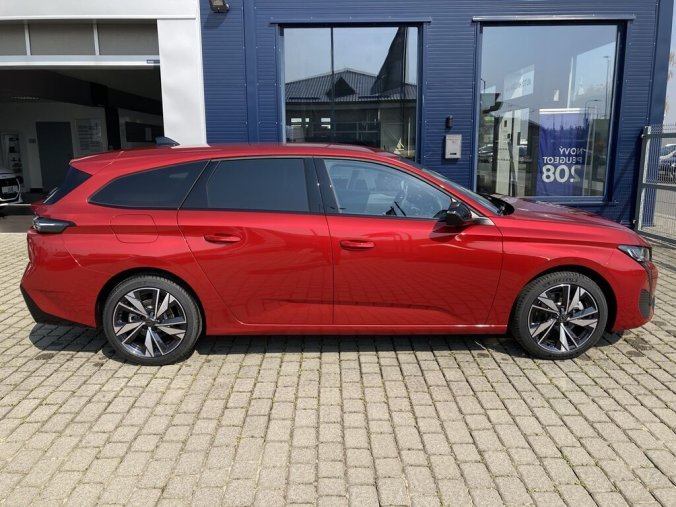 Peugeot 308, Peugeot 308 SW ALLURE PureTech 130 S&S EAT8, barva červená