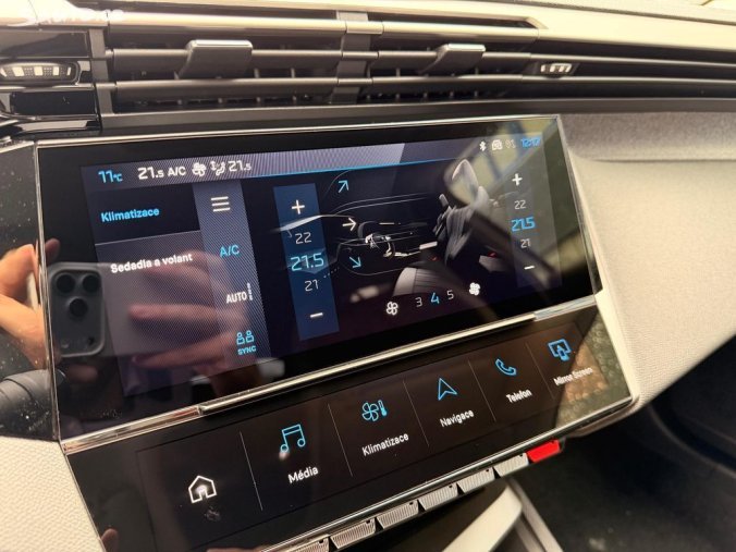 Peugeot 408, Peugeot 408 ALLURE Hybrid 145 e-DCS6, barva bílá