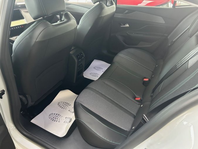 Peugeot 408, Peugeot 408 ALLURE Hybrid 145 e-DCS6, barva bílá
