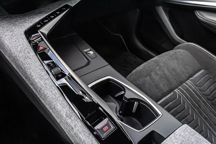 Peugeot 5008, Peugeot 5008 1,2 GT Hybrid 145 e-DCS6, barva modrá